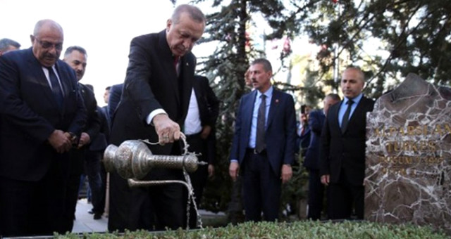 Cumhurbaşkanı Erdoğan, Türkeş'in Beştepe'deki Mezarını Ziyaret Etti