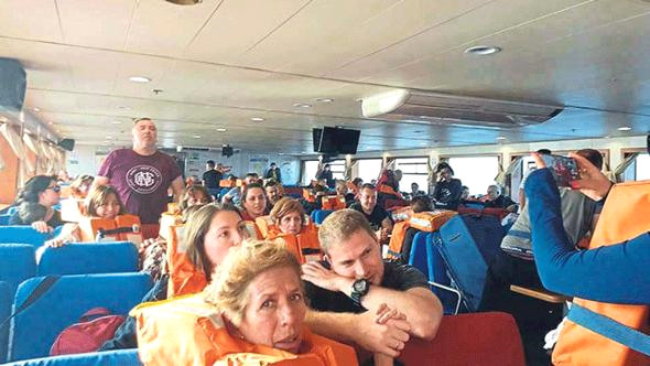 Çeşme'de Can Pazarı! Fırtınaya Yakalanan Teknenin Camı Patladı, Yolcular Korku Dolu Anlar Yaşadı