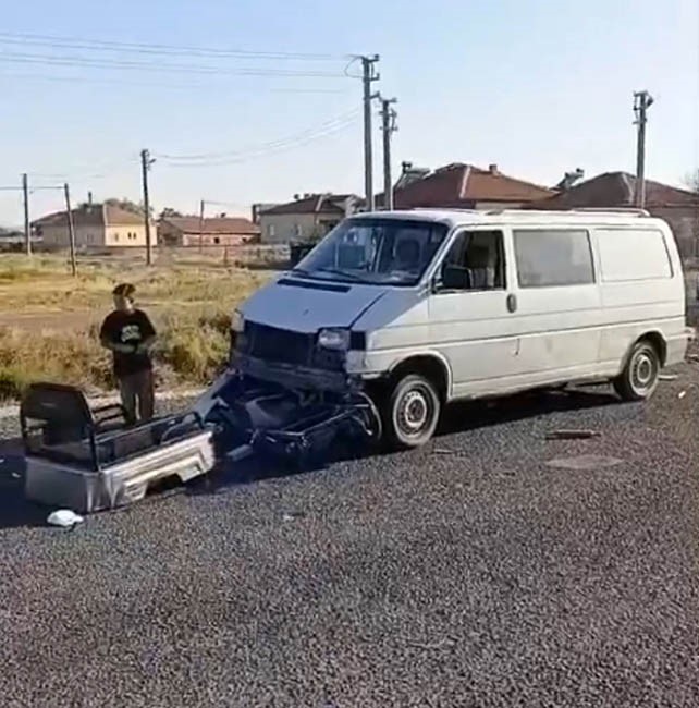 aksaray-da-minibus-3-tekerli-mopede-carpti-5-yarali