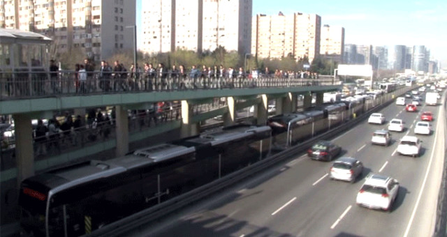 İstanbullular Şaşkına Döndü! Metrelerce Metrobüs Kuyruğu Oluştu
