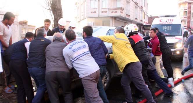 Otomobili Kucaklayıp Yoldan Çektiler