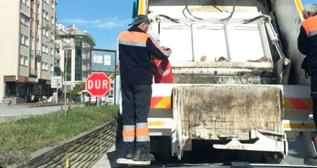 Temizlik İşçisi Adam Çöpte Türk Bayrağı Buldu, Öpüp Cebine Koydu