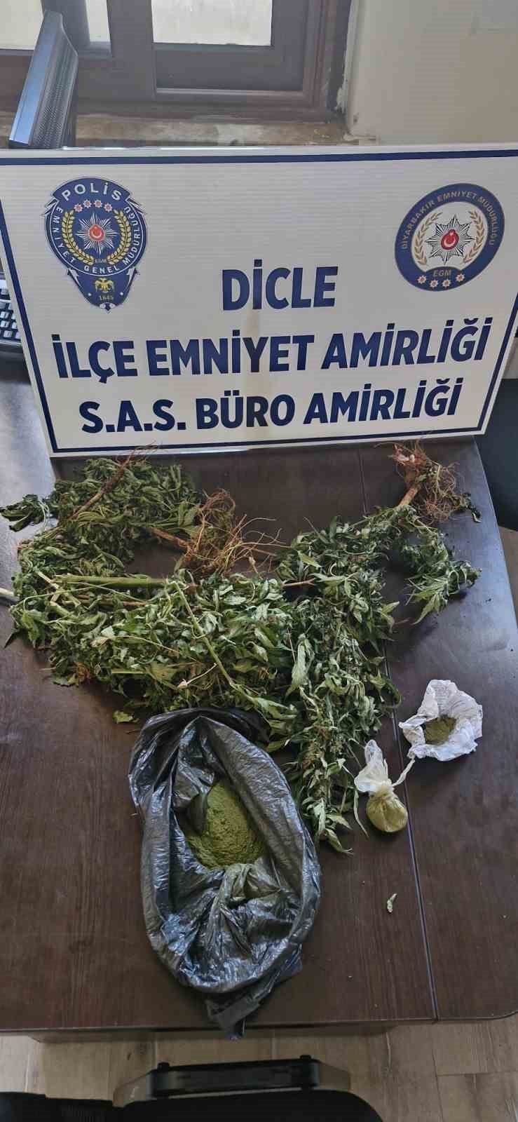polisin-dur-ihtarina-uymadi-uzerinde-ve-evinde-uyusturucu-cikti