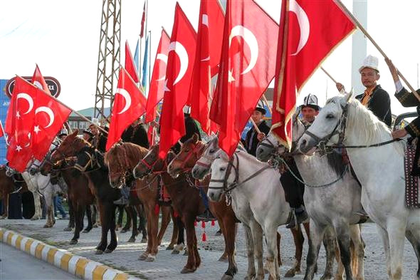 Kırgız Türkleri Erdoğan'ı Van'da At Üzerinde Karşıladı
