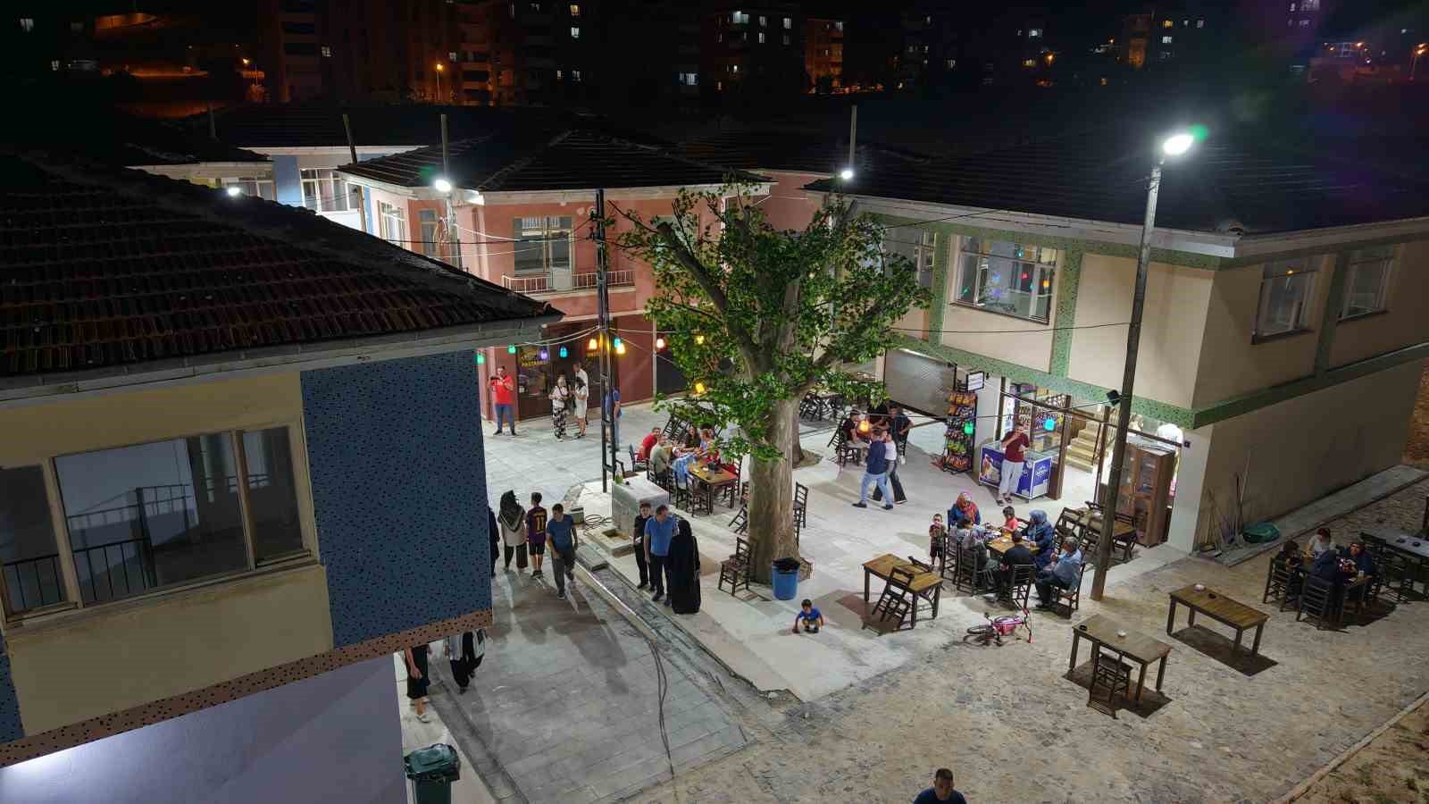 nostalji-ruzgari-estiren-seksenler-sokagi-nda-aksam-yogunlugu