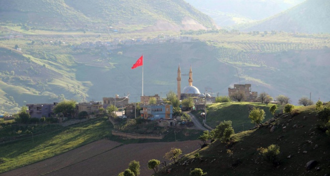 Teröristlerden Temizlenen Dağlarda Dev Türk Bayrağı