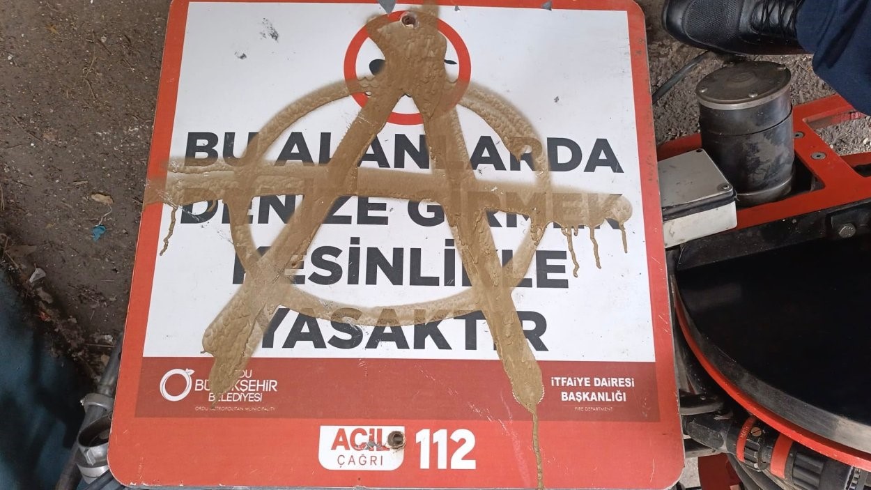 magandalar-can-simitlerini-caldi-uyari-levhalarina-zarar-verdi