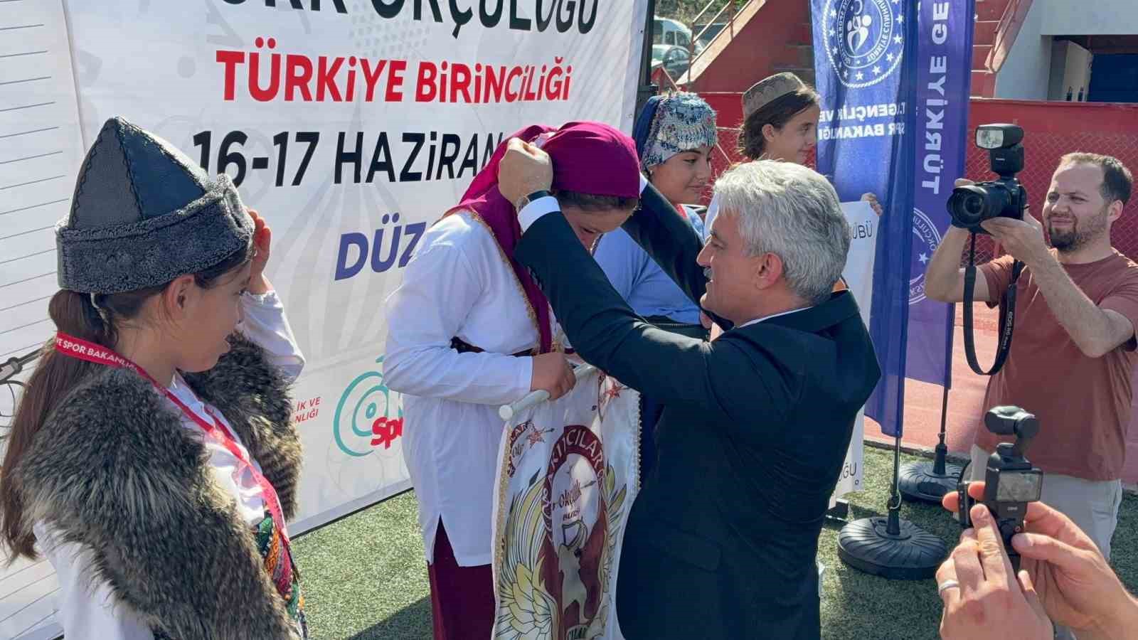 hedefi-ortadan-vuran-sporcular-madalyalarini-aldi