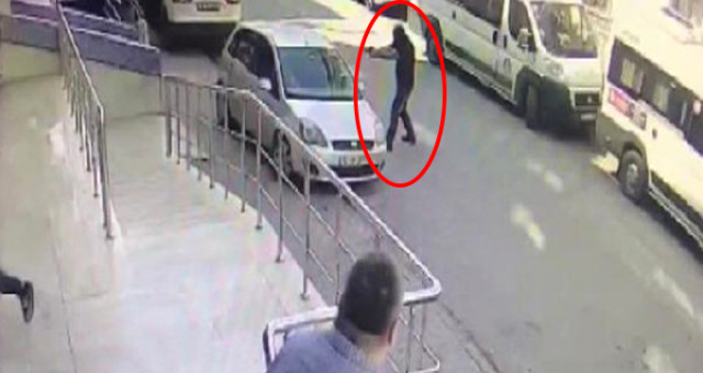 O Anlar Kamerada! Ümraniye'de Maskeli Saldırgan Otomobildeki Kişiye Kurşun Yağdırdı