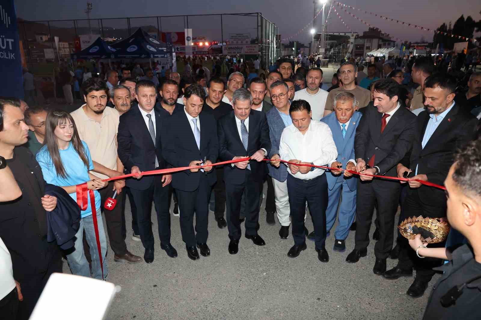 buyuksehir-belediyesi-spor-a-s-asik-seyrani-festivali-nde-miniklerin-nesesine-ortak-oldu