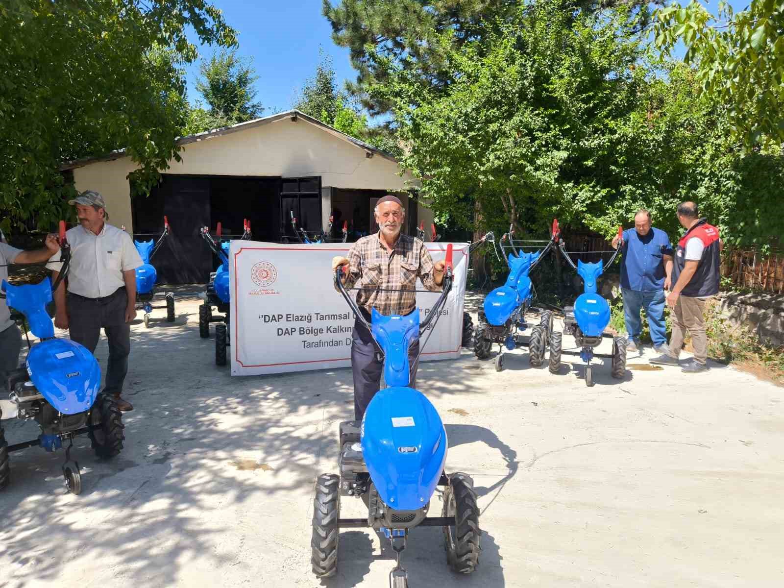 elazig-da-ciftcilere-capa-makinesi-dagitildi