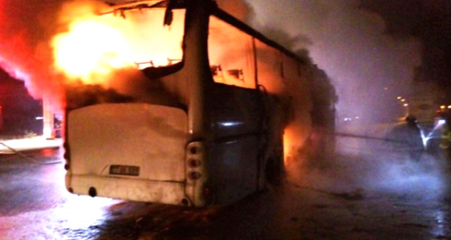 Ayvalık'ta Tur Otobüsü İçinde 35 Yolcusu Varken Alev Aldı