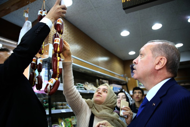 Cumhurbaşkanı Erdoğan, Halkın Arasına Karıştı, Esnafla Diyaloğu Güldürdü
