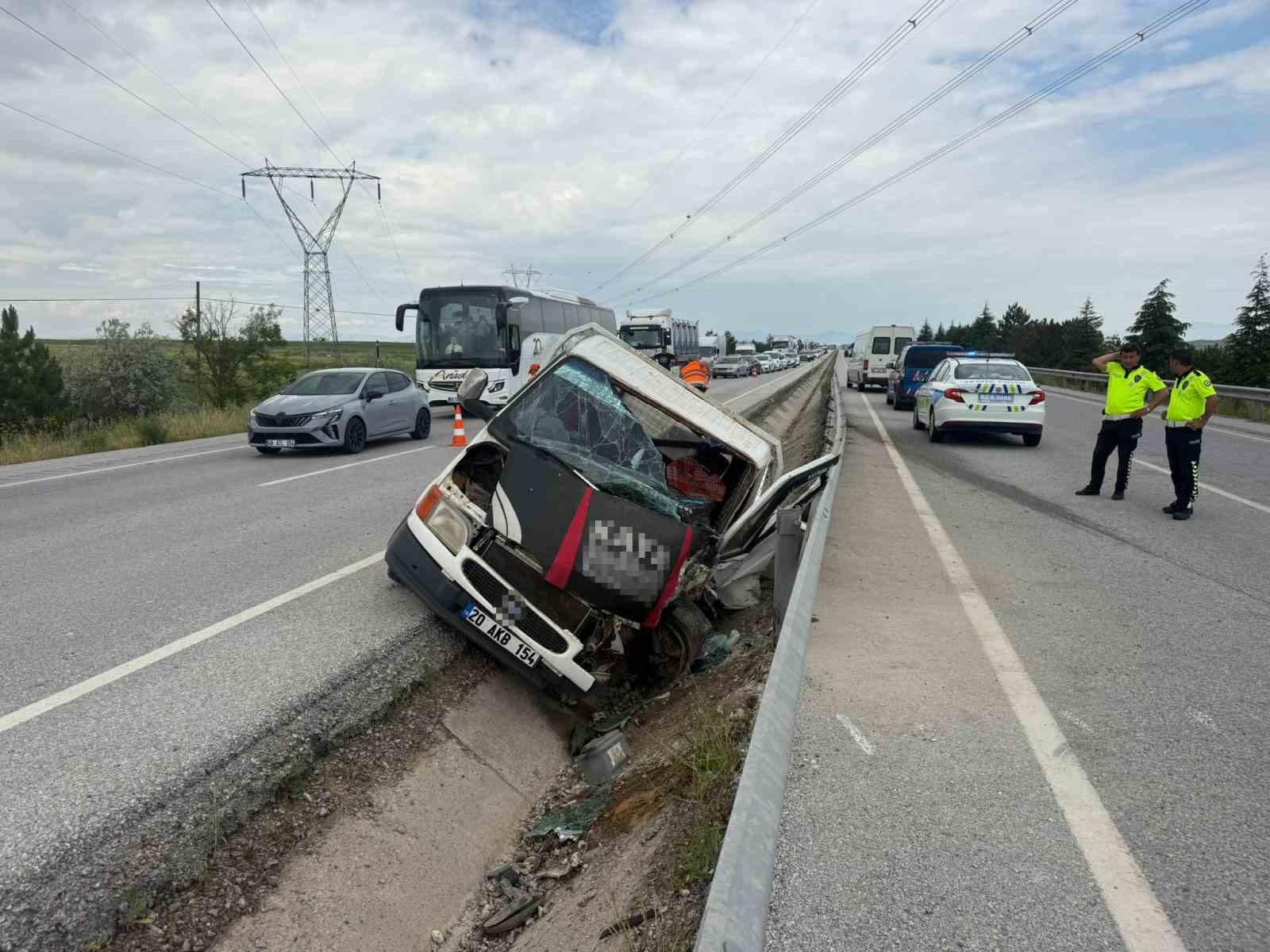 kazada-aracta-sikisan-surucunun-imdadina-vinc-operatoru-yetisti