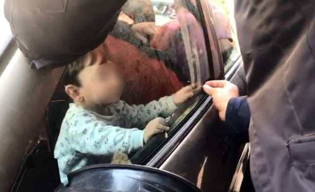 Böyle Araba Aşkı Görülmedi! 2 Yaşında Bebek Anahtarı Alıp Kendisini Otomobile Kilitledi