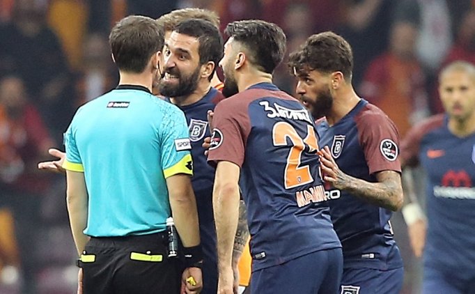 Galatasaray - Başakşehir Maçının Devre Arasında Olay! Hasan Şaş Ve Arda Turan