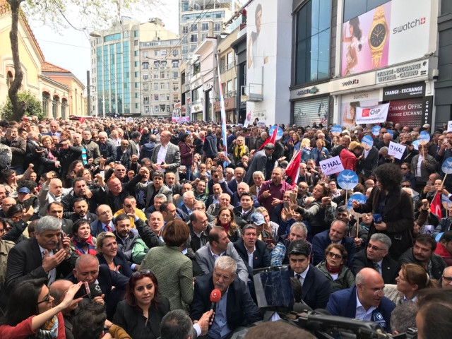 Ohal Protestosuna İzin Çıkmayan Chp'liler, İstiklal Caddesi Girişinde Oturma Eylemi Yaptı