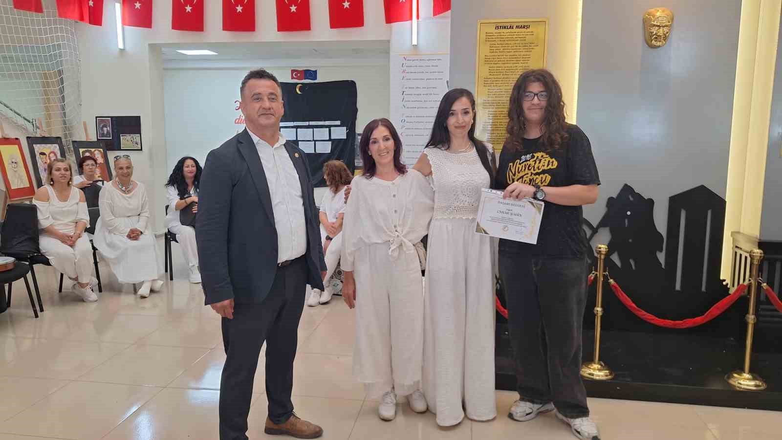 anneanne-kizi-ve-torunu-motivasyon-etkinliginde-sahneye-cikti