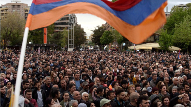 Ermenistan'da 'sarkisyan Başbakan Olmasın' Diyen Binlerce Kişi Sokaklara Döküldü