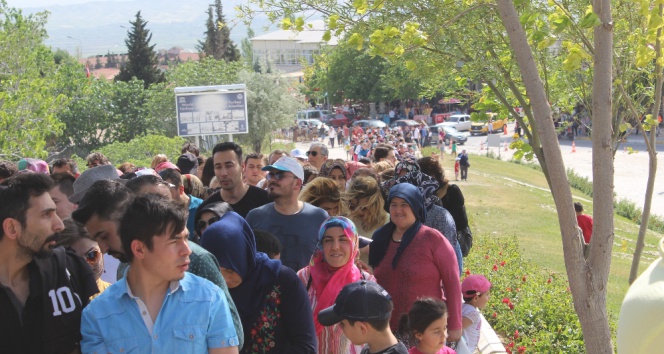 Ücretsiz Girişler Uzun Kuyruklar Oluşturdu