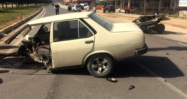 Kazada İkiye Bölünen Otomobilden Emniyet Kemeri Sayesinde Hafif Sıyrıklarla Kurtuldular