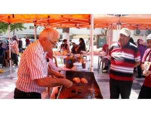 Emekli Olduğu Okulun Kermesine Köfte Yaparak Destek Verdi