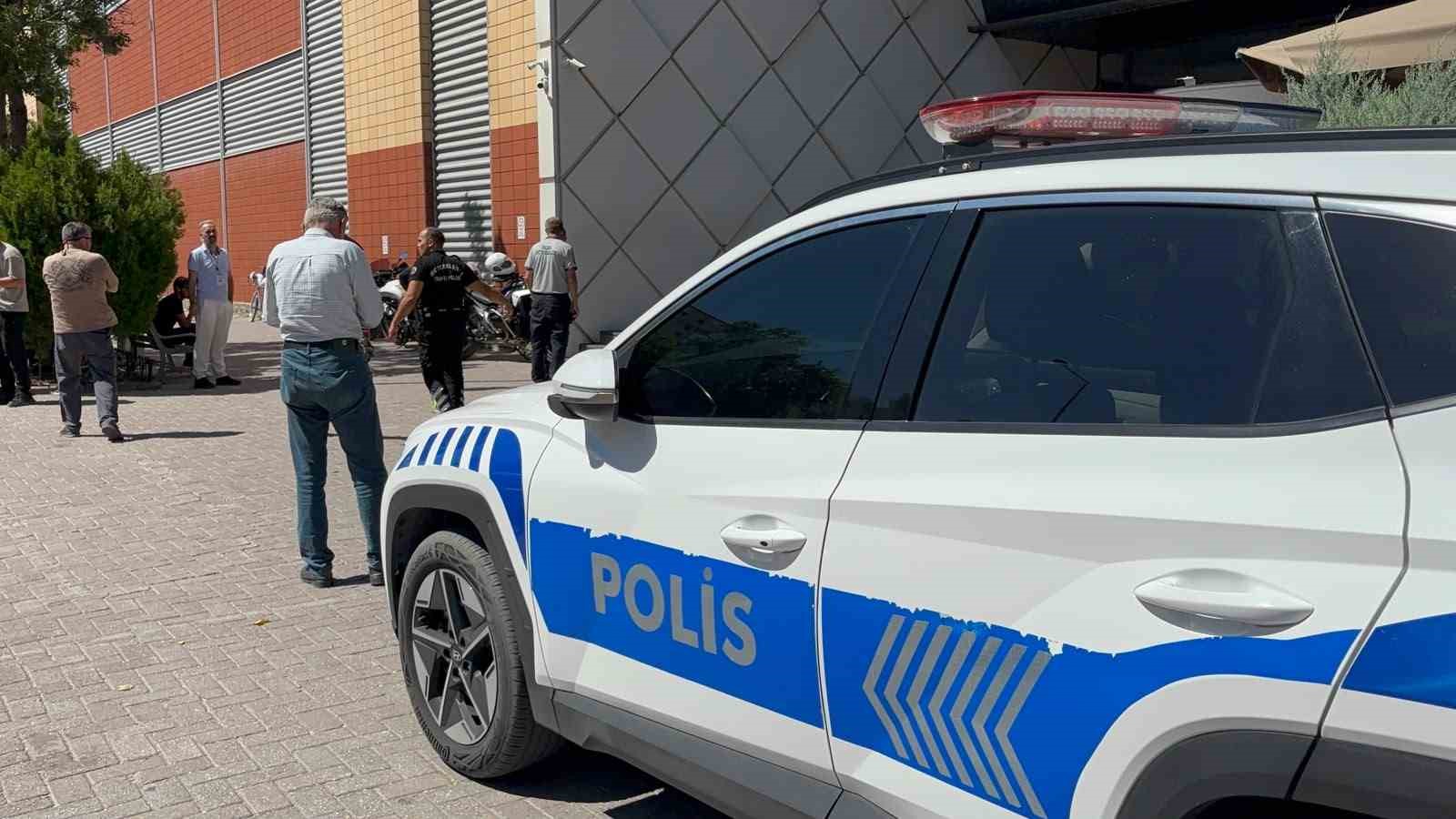 konya-da-alisveris-merkezinde-bicakli-kavga-1-olu