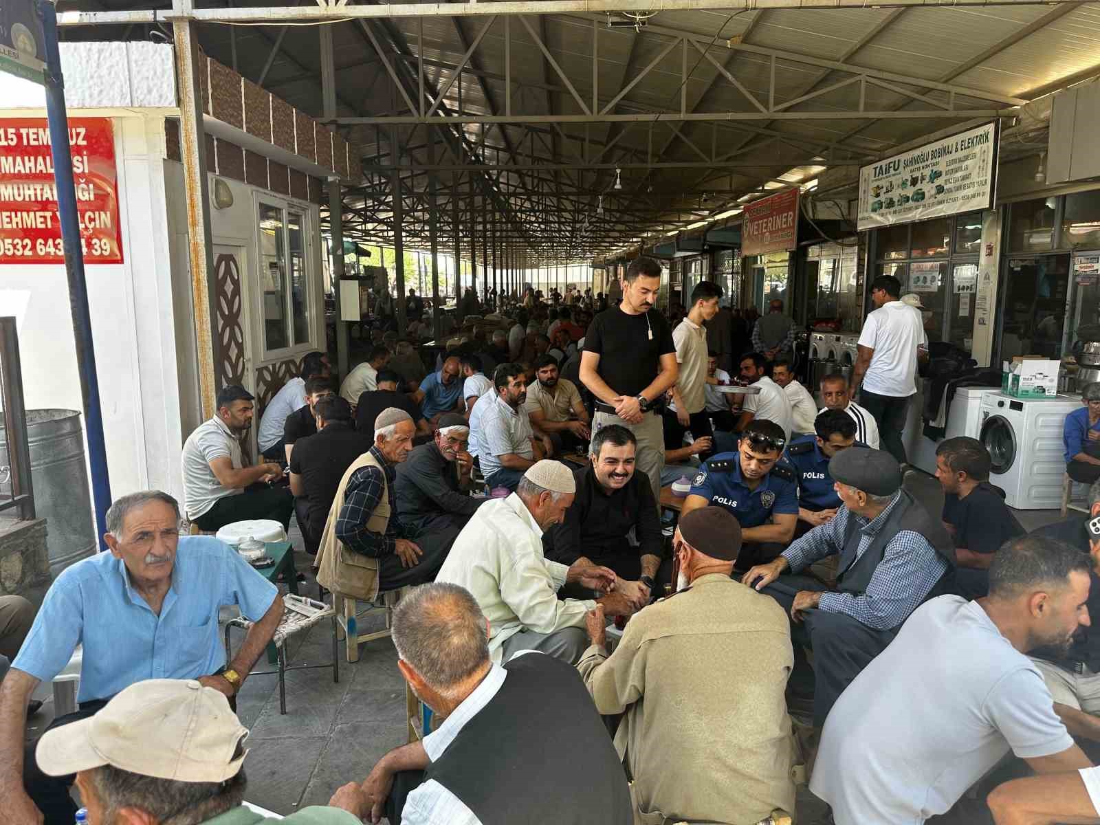 dicle-kaymakami-atis-esnaf-ve-vatandaslarla-bulusmaya-devam-ediyor