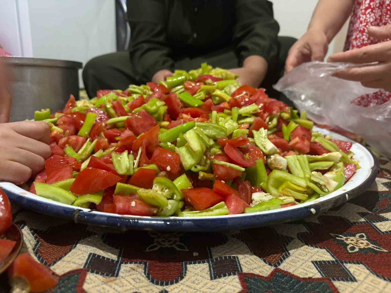 agri-da-yaz-sebzeleri-kis-sofralarina-hazirlaniyor