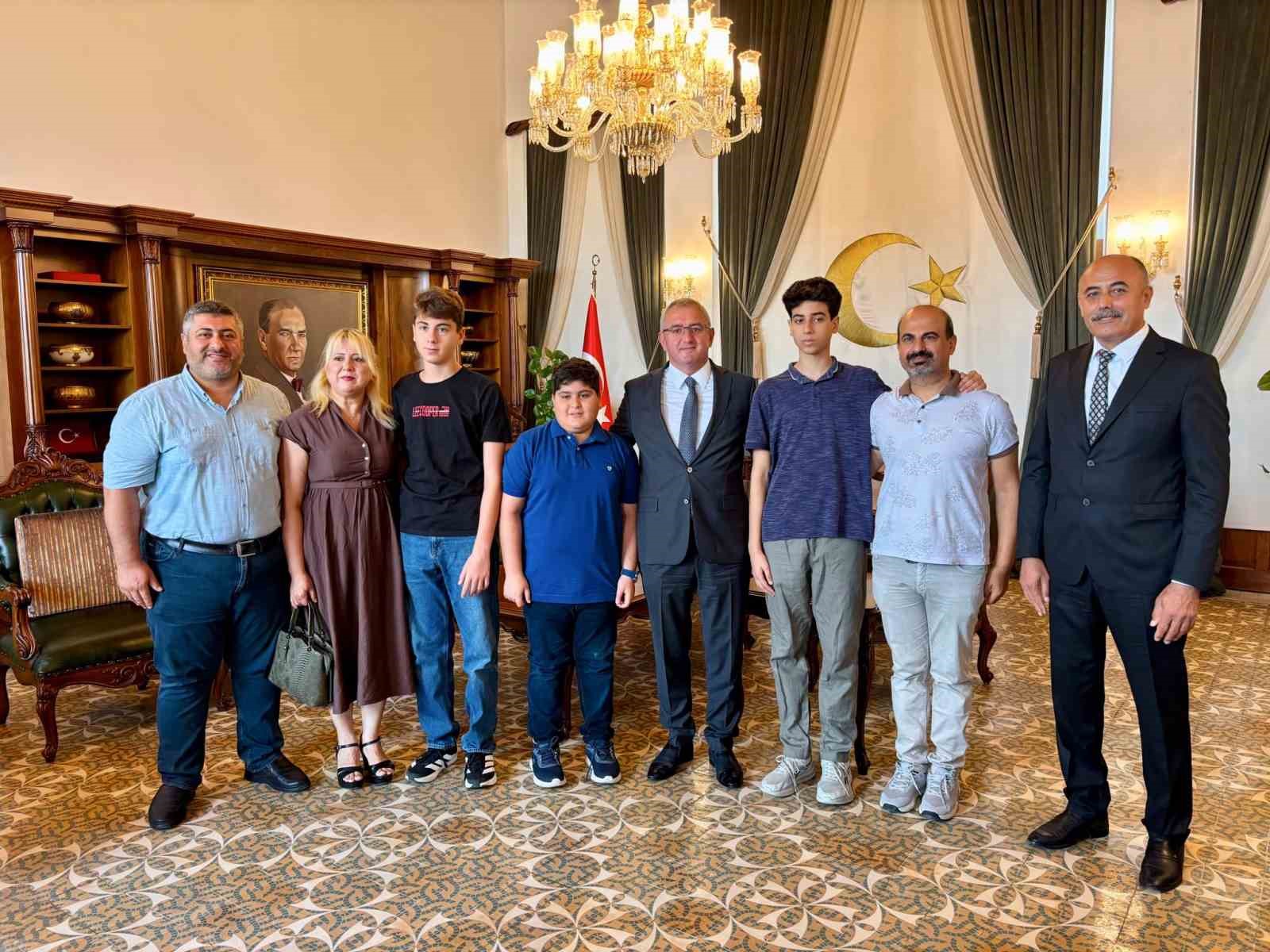 iskenderun-da-2-ogrenci-lgs-den-tam-puan-aldi
