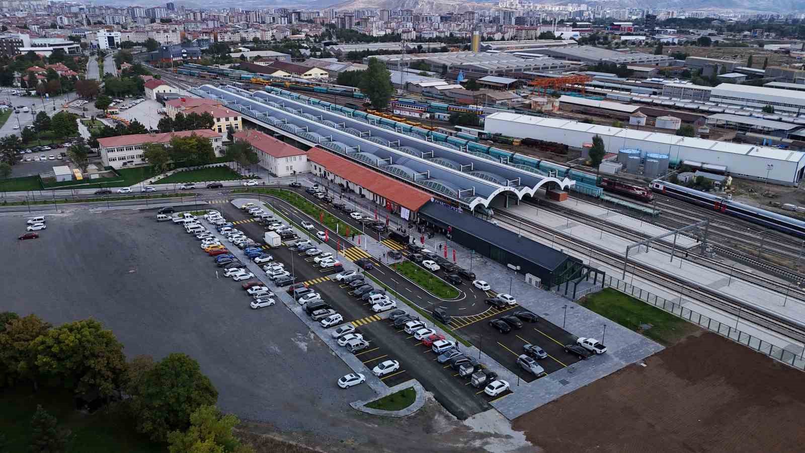 sivas-ta-yeni-gar-binasi-torenle-hizmete-acildi