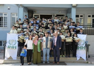 Yetim Çocuklara Yardım Ellerini Uzattılar