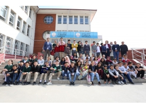 Filistinli Çocuklar Marşlarla, Şarkılarla Karşılandı