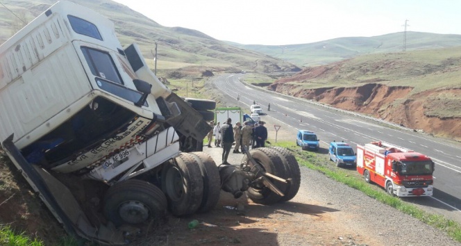 Kaçak Göçmenleri Taşıyan Kamyon Devrildi: 1 Ölü, 64 Yaralı