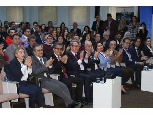 Anadolu Üniversitesi Açıköğretim Fakültesi’nde Başarılı Öğrenciler Belgelendirildi