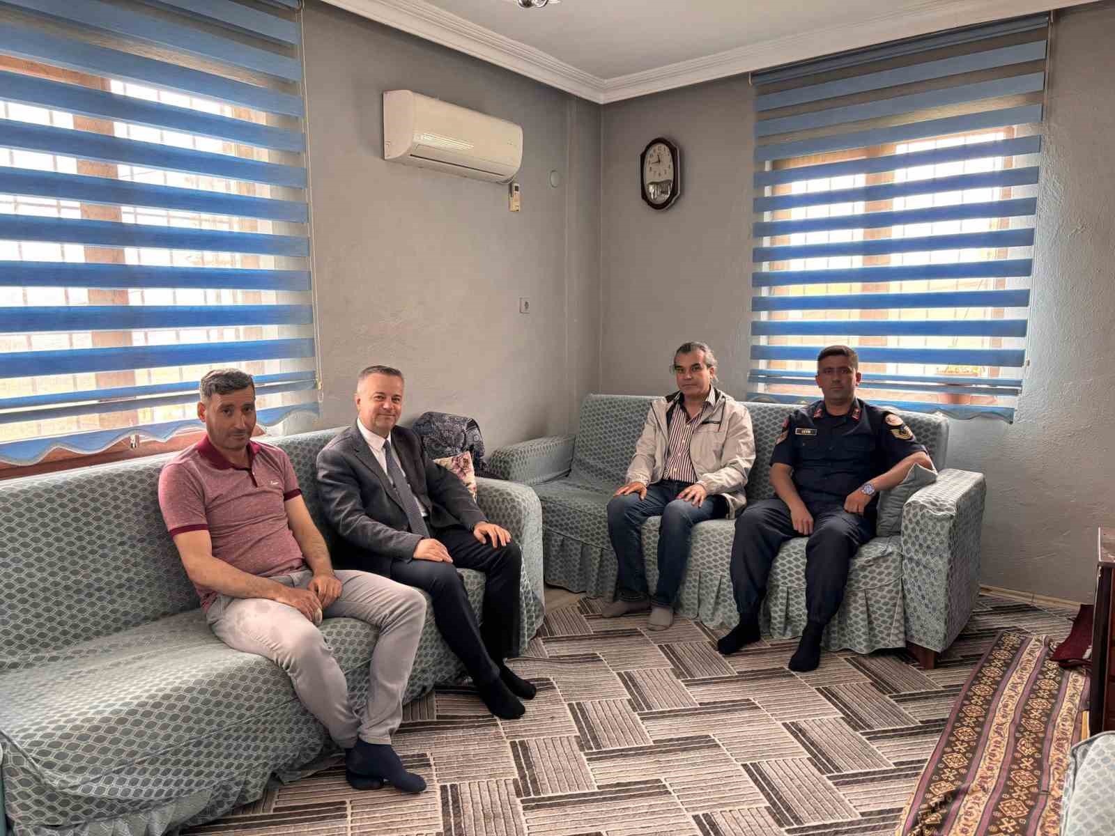 kaymakam-gundogdu-sehit-aileleri-ve-gazilerle-bayramlasti