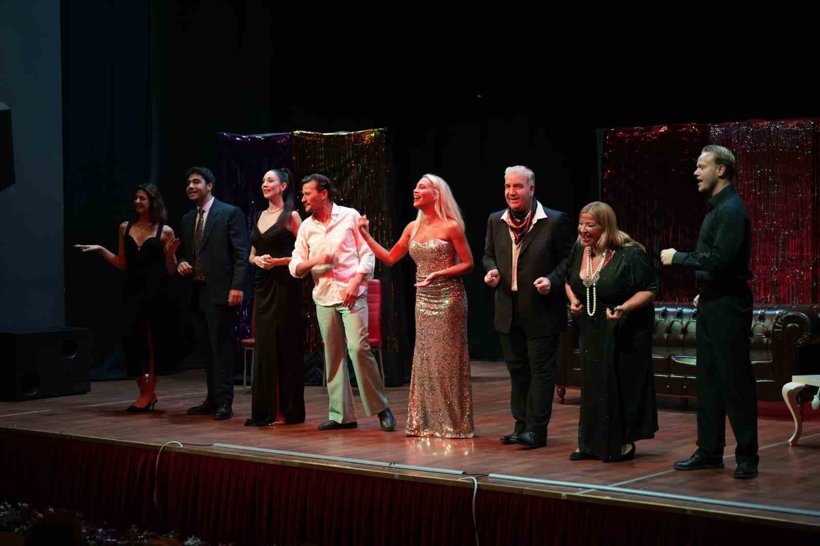 turhal-da-tiyatro-gecesi-vatandaslari-kahkahaya-bogdu