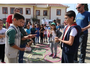 Öğrenciler Anne Babalarının Çocukluk Oyunlarını Oynadı