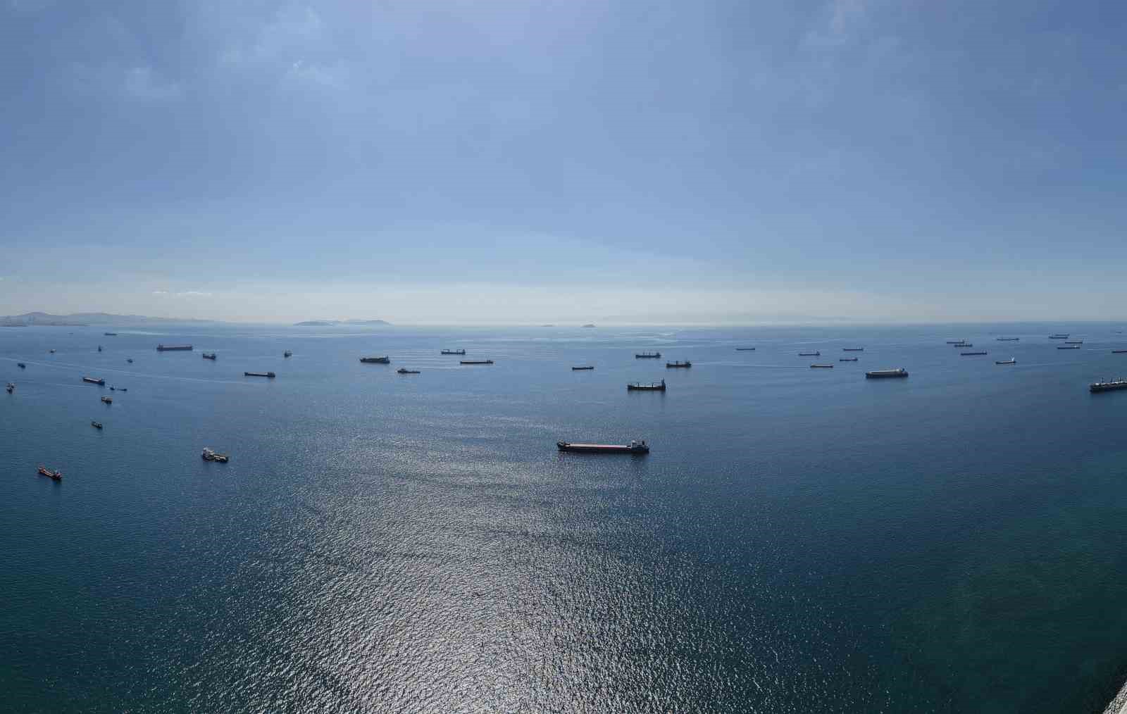 karadeniz-deki-saldiri-riski-nedeniyle-ilerleyemeyen-gemiler-istanbul-aciklarini-adeta-otoparka-cevirdi
