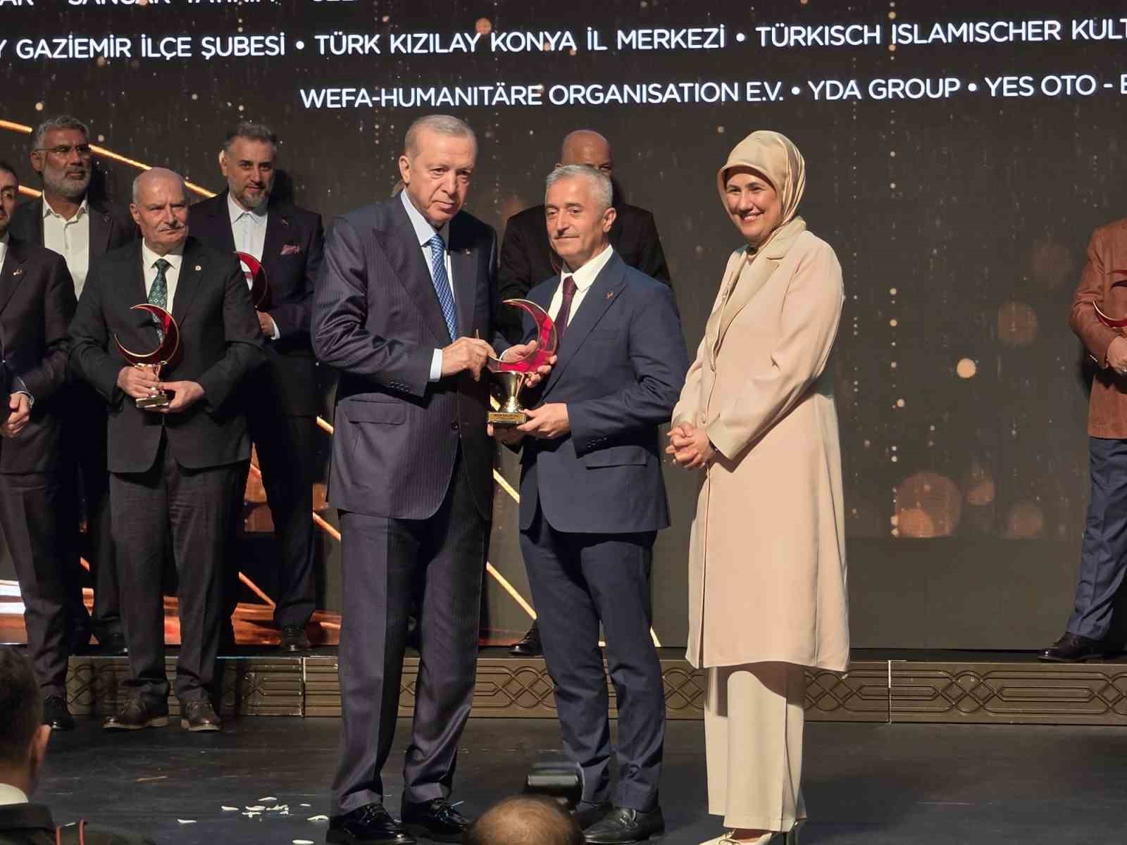 cumhurbaskani-erdogan-dan-tahmazogu-na-birincilik-odulu