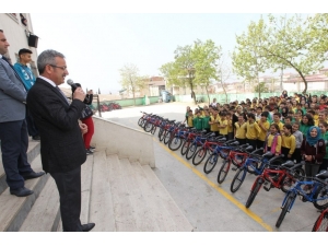 Başkan Köşker’den Öğrencilere Hediye Bisiklet