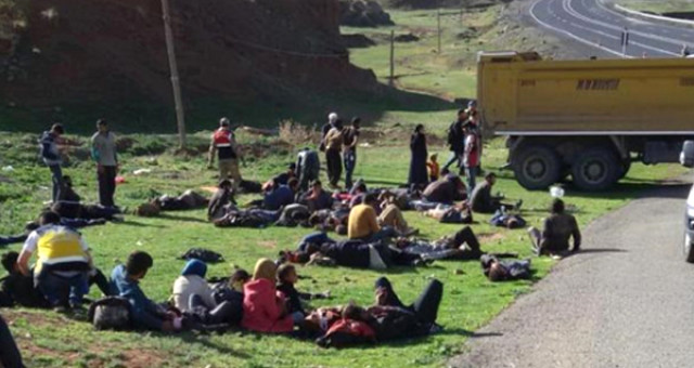 Erzurum'da Kaçakları Taşıyan Kamyon Devrildi: 1 Ölü, 30 Yaralı