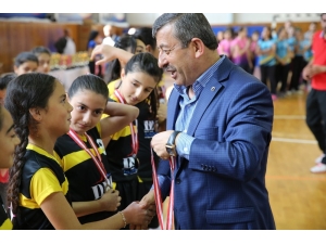 Darıca’da Kupa Ve Madalyalar Verildi