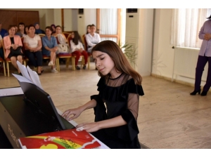 Minik Piyanistlerden 23 Nisan Konseri