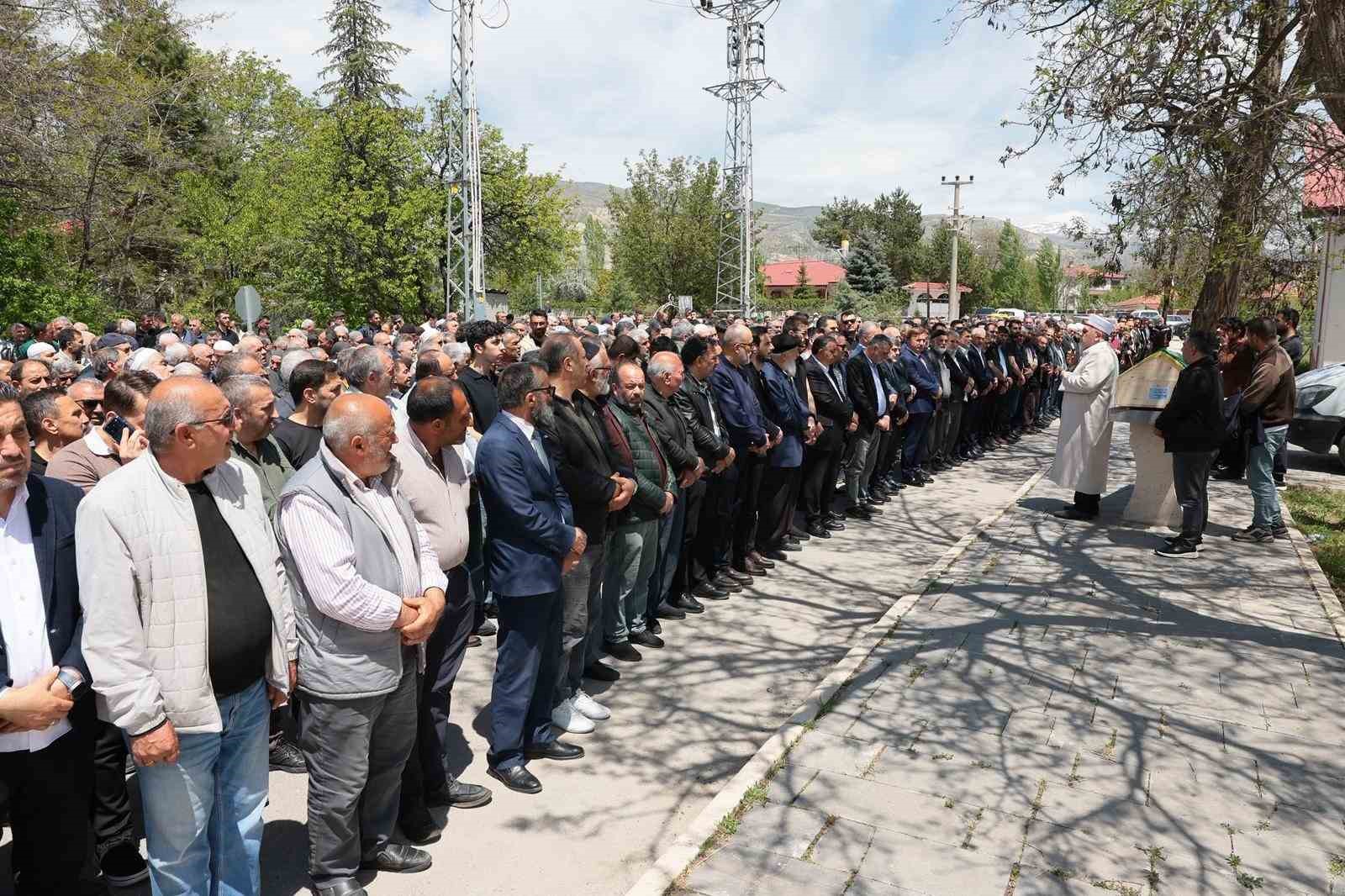 vali-aydogdu-keskin-in-cenaze-torenine-katildi