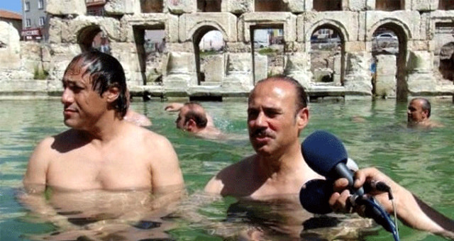 Vali, 2 Bin Yıllık Hamamın Tanıtımı İçin Mayosunu Giyip Havuza Girdi