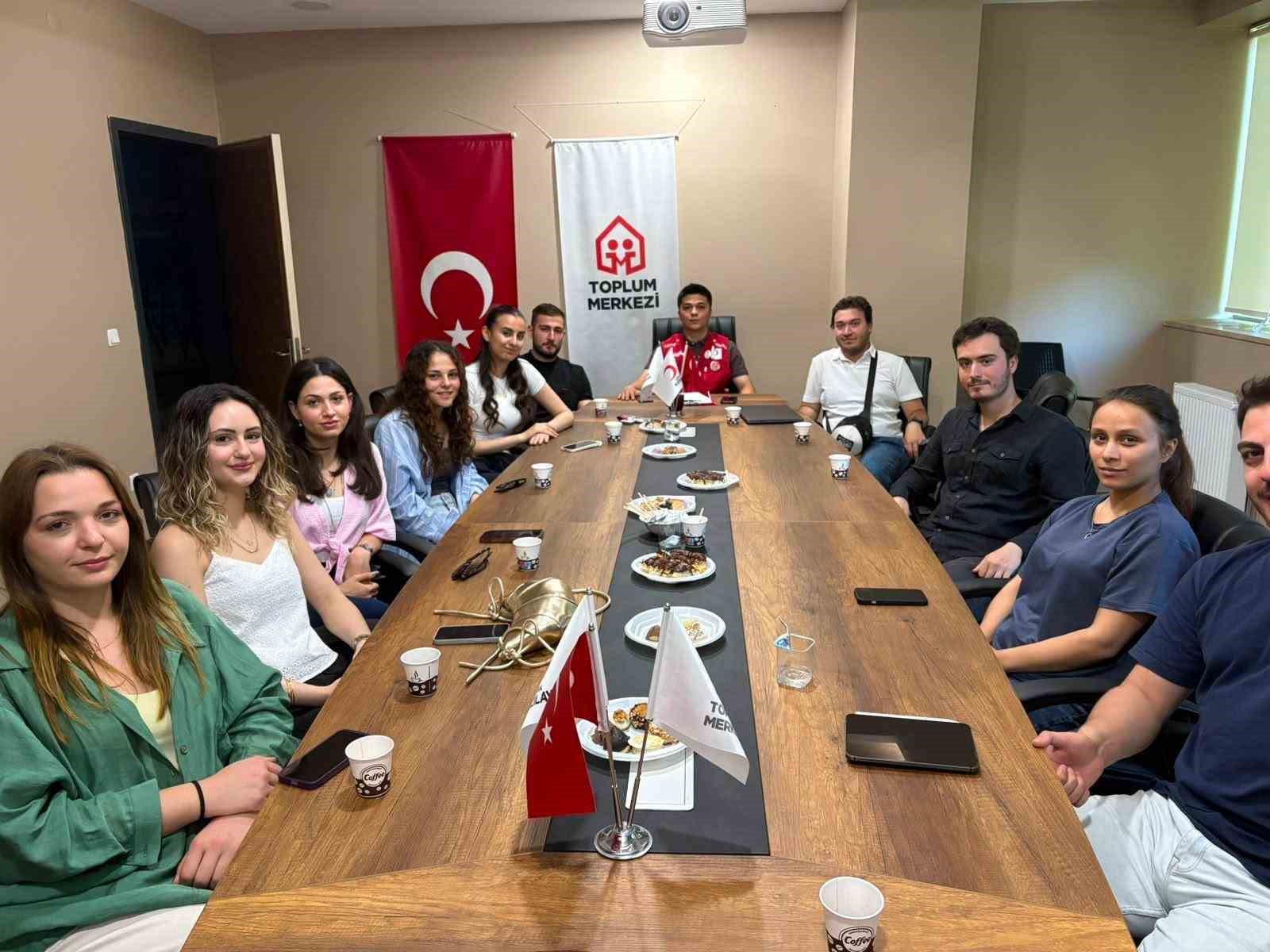genc-kizilay-da-bayrak-degisimi