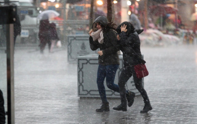Meteoroloji Uyardı: İstanbul'a Yarın Sağanak Yağış Geliyor, Sıcaklıklar 12 Derece Azalacak