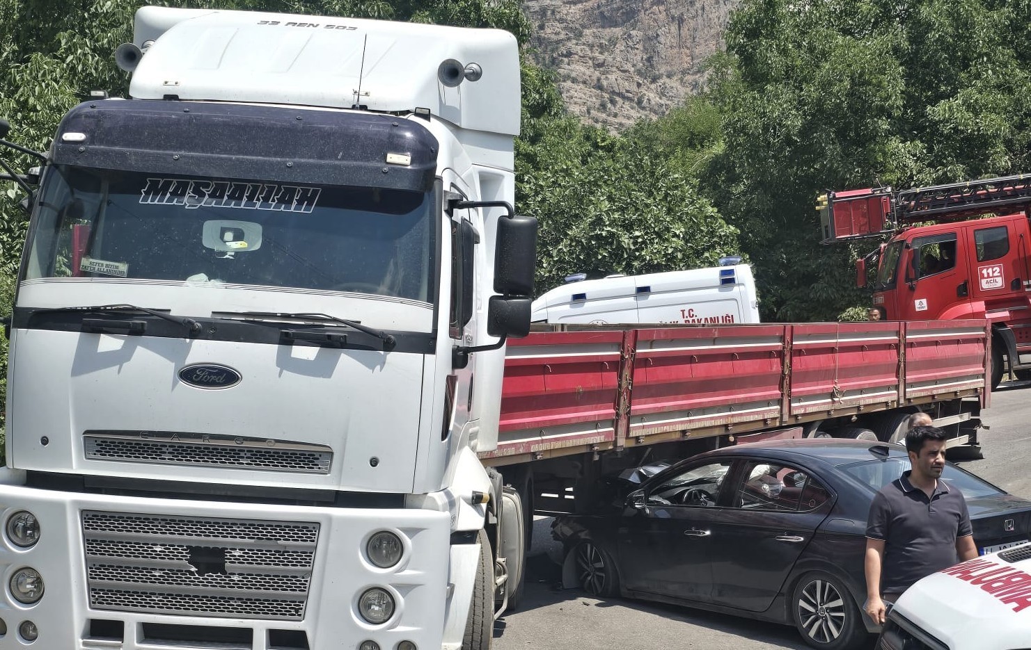 hakkari-de-otomobil-tira-carpti-1-yarali