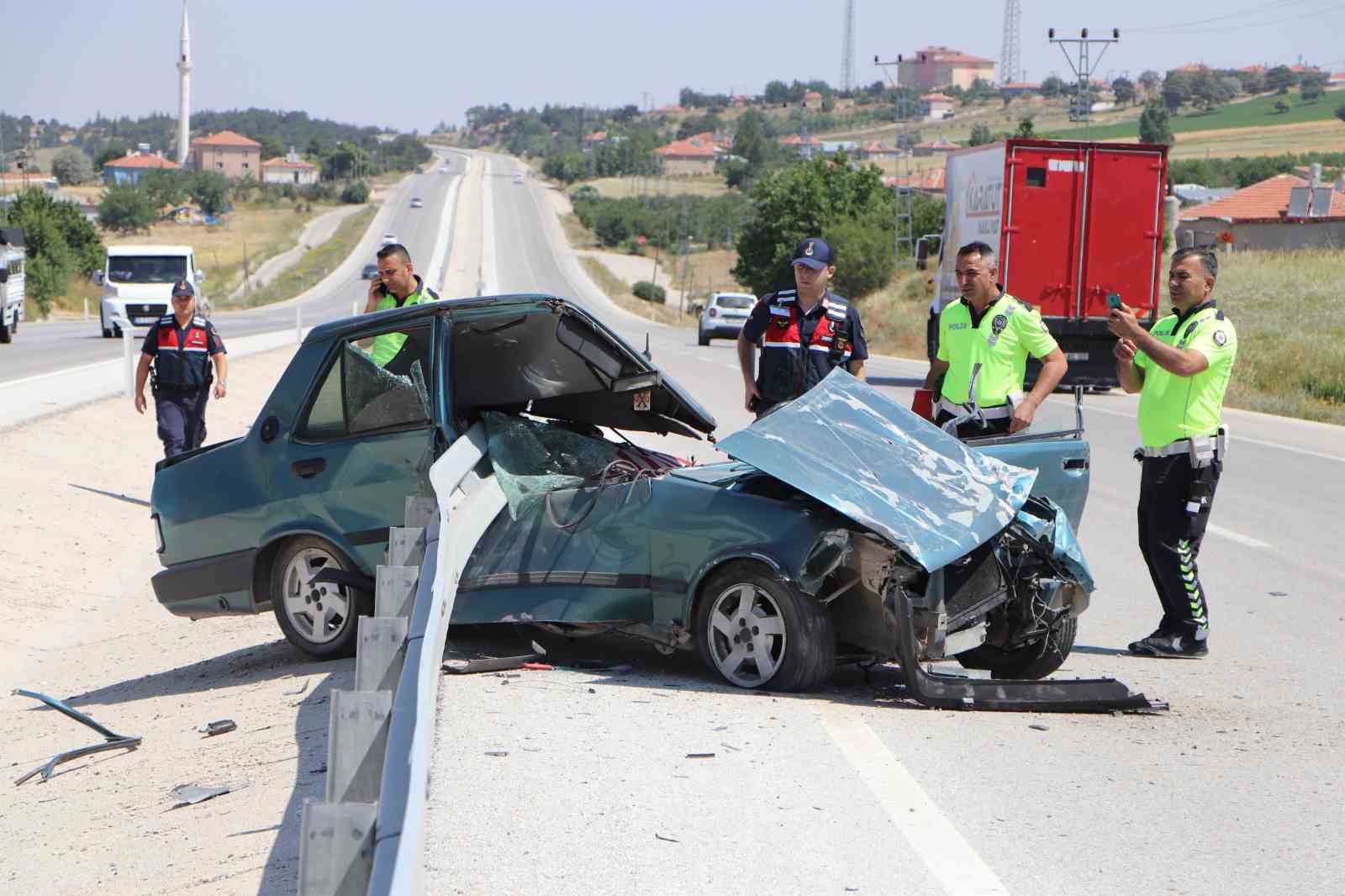 tofas-bariyerlere-ok-gibi-saplandi-1-yarali